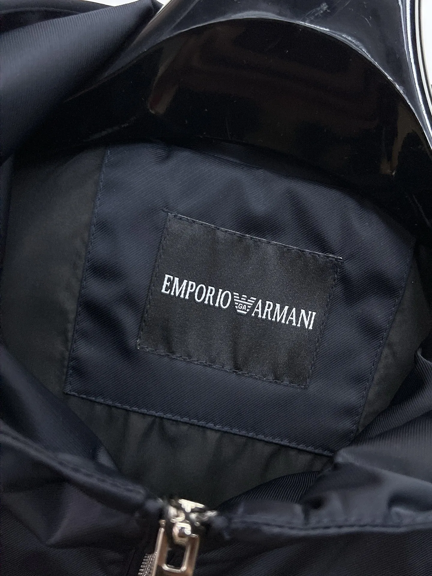 Armani official website Same Style, complete with three labels, on sale in advance. 2026 Autumn and Winter New Arrival men's jacket, Original with complete three labels, Premium version. Custom-made fabrics at the counter. Breathable, high comfort, impeccable details, brand element design concept, reflecting high quality. It feels delicate and soft, presents a casual cut, and has a great upper body shape. Sizes: M～3XL,